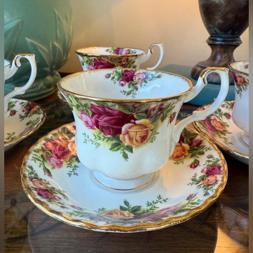 Vintage Royal Albert Old Country Roses Tea Cup &Saucer Set of 4.    8 pieces